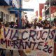 Migrantes participan en un viacrucis, este lunes en Tapachula, Chiapas (México). Personas migrantes deportadas de Estados Unidos, activistas y religiosos realizaron este lunes el 'Viacrucis migrante', donde escenificaron la Pasión de Cristo para visibilizar el fenómeno migratorio en el sur de México. EFE/Juan Manuel Blanco