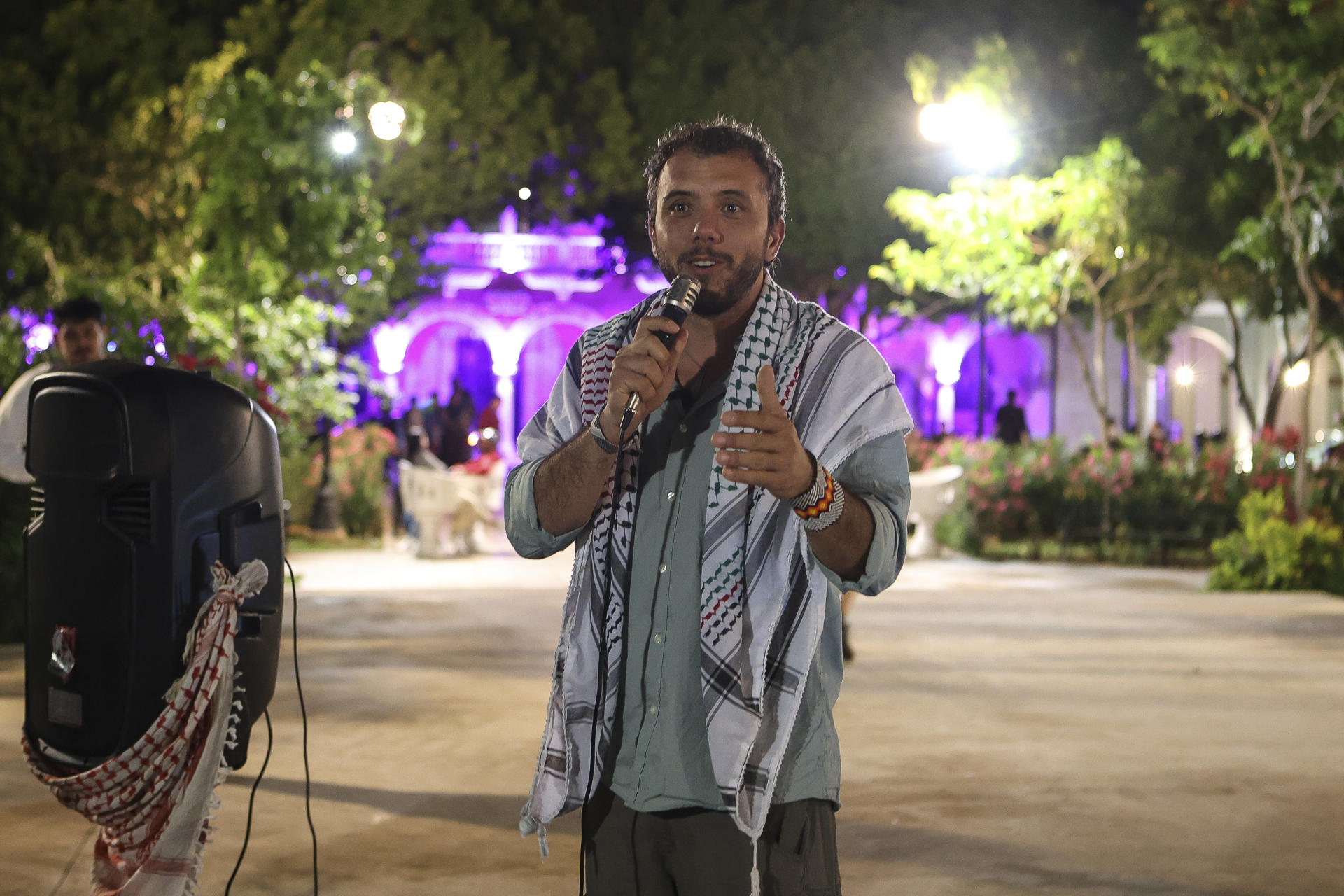 El activista climático brasileño Thiago Ávila habla durante un acto en la ciudad de Mérida, en Yucatán (México). EFE/ Lorenzo Hernández
