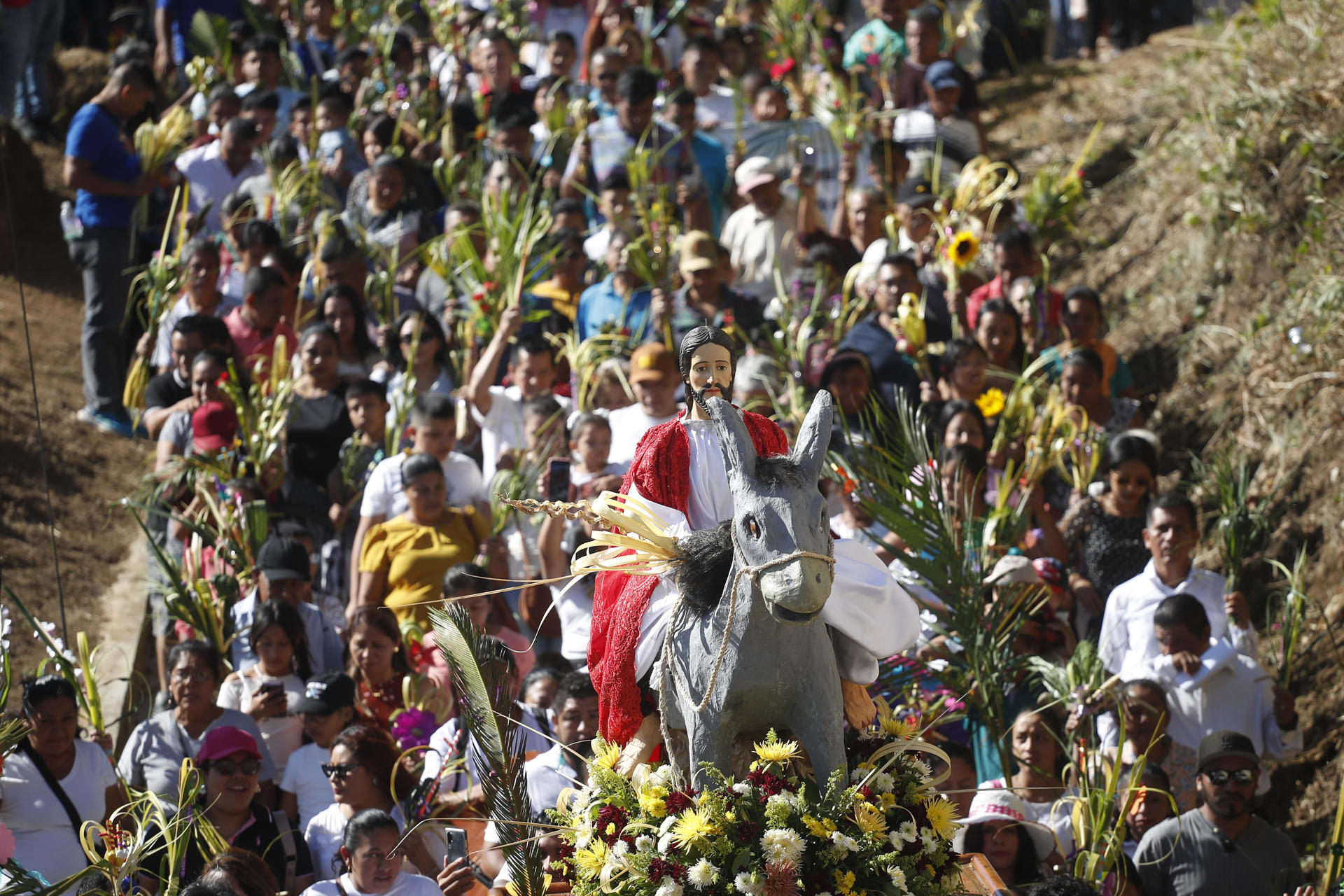 Personas participan en la procesión del Domingo de Ramos en Nahuizalco (El Salvador). EFE/Rodrigo Sura
