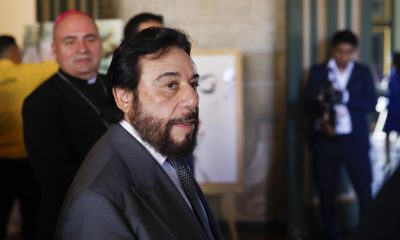 El vicepresidente de El Salvador, Félix Ulloa (3-i), habla con los medios durante la inauguración de una exposición de pinturas este 3 de marzo de 2026, en San Salvador (El Salvador). EFE/ Rodrigo Sura