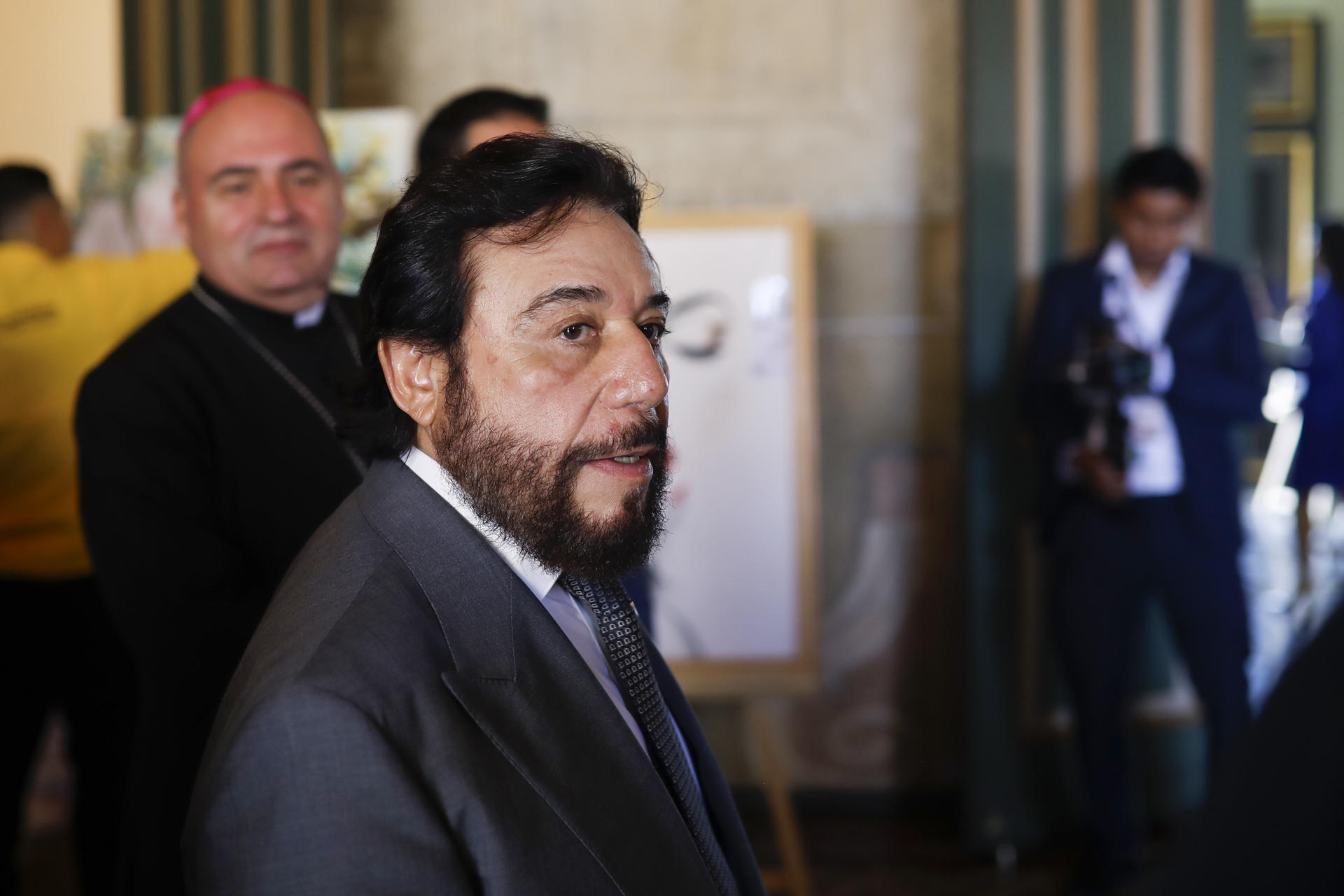 El vicepresidente de El Salvador, Félix Ulloa (3-i), habla con los medios durante la inauguración de una exposición de pinturas este 3 de marzo de 2026, en San Salvador (El Salvador). EFE/ Rodrigo Sura