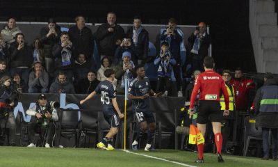 El jugador del Real Madrid Aurelien Tchouameni (c) celebra el 0-1 conseguido durante el partido de la jornada 27 de LaLiga EA Sports que el Celta de Vigo y Real Madrid disputan este viernes, en el Estadio de Balaídos, en Vigo. EFE/Salvador Sas
