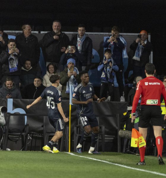 El jugador del Real Madrid Aurelien Tchouameni (c) celebra el 0-1 conseguido durante el partido de la jornada 27 de LaLiga EA Sports que el Celta de Vigo y Real Madrid disputan este viernes, en el Estadio de Balaídos, en Vigo. EFE/Salvador Sas