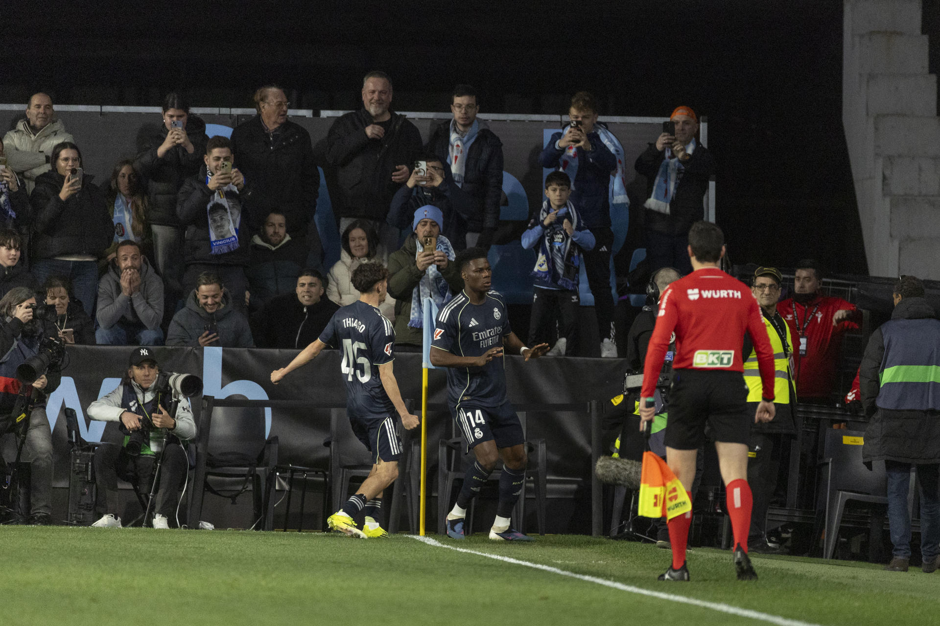El jugador del Real Madrid Aurelien Tchouameni (c) celebra el 0-1 conseguido durante el partido de la jornada 27 de LaLiga EA Sports que el Celta de Vigo y Real Madrid disputan este viernes, en el Estadio de Balaídos, en Vigo. EFE/Salvador Sas