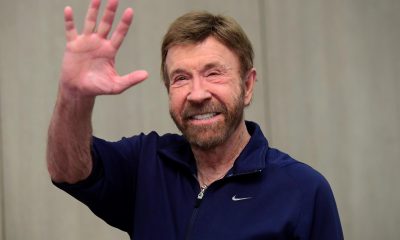 Fotografía de archivo del 26 de noviembre del 2018 que muestra al actor estadounidense Chuck Norris saludando en la 15º campaña de la fundación benéfica Shoe Box en el hotel Kempinski Corvinus de Budapest (Hungría). EFE/ Tamas Kovacs
