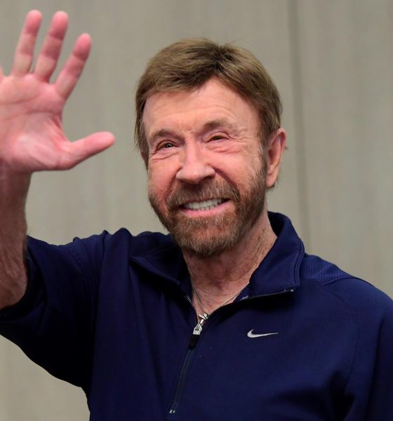 Fotografía de archivo del 26 de noviembre del 2018 que muestra al actor estadounidense Chuck Norris saludando en la 15º campaña de la fundación benéfica Shoe Box en el hotel Kempinski Corvinus de Budapest (Hungría). EFE/ Tamas Kovacs