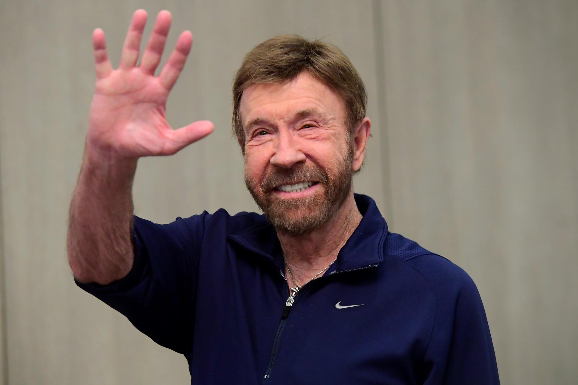 Fotografía de archivo del 26 de noviembre del 2018 que muestra al actor estadounidense Chuck Norris saludando en la 15º campaña de la fundación benéfica Shoe Box en el hotel Kempinski Corvinus de Budapest (Hungría). EFE/ Tamas Kovacs