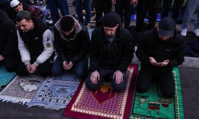 Musulmanes rusos rezan este viernes fuera de la Mezquita Central Sobornaya durante las celebraciones del Eid al-Fitr, que marca el final del Ramadán, en Moscú, Rusia. El Eid al-Fitr marca el fin del Ramadán, el mes sagrado en el que los musulmanes observan el ayuno diario desde el amanecer hasta el atardecer y realizan oraciones nocturnas. El Ramadán es el noveno mes del calendario islámico, y se cree que los primeros versos del Corán fueron revelados durante las últimas 10 noches de este mes. EFE/EPA/SERGEI ILNITSKY