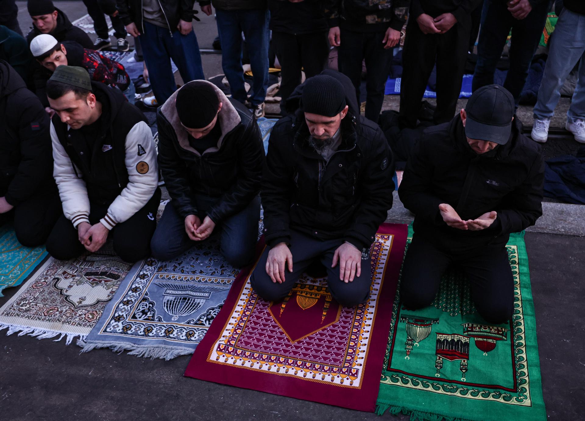 Musulmanes rusos rezan este viernes fuera de la Mezquita Central Sobornaya durante las celebraciones del Eid al-Fitr, que marca el final del Ramadán, en Moscú, Rusia. El Eid al-Fitr marca el fin del Ramadán, el mes sagrado en el que los musulmanes observan el ayuno diario desde el amanecer hasta el atardecer y realizan oraciones nocturnas. El Ramadán es el noveno mes del calendario islámico, y se cree que los primeros versos del Corán fueron revelados durante las últimas 10 noches de este mes. EFE/EPA/SERGEI ILNITSKY