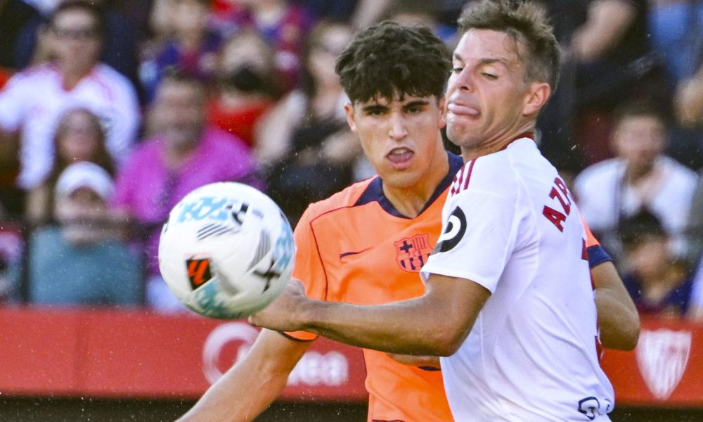 El defensa del Barcelona Pau Cubarsí pugna por el balón con el del Sevilla César Azpilicueta, durante el partido de la jornada 8 de Laliga que disputaron en el Sánchez-Pizjuán el pasado 5 de octubre.-EFE/ Raúl Caro