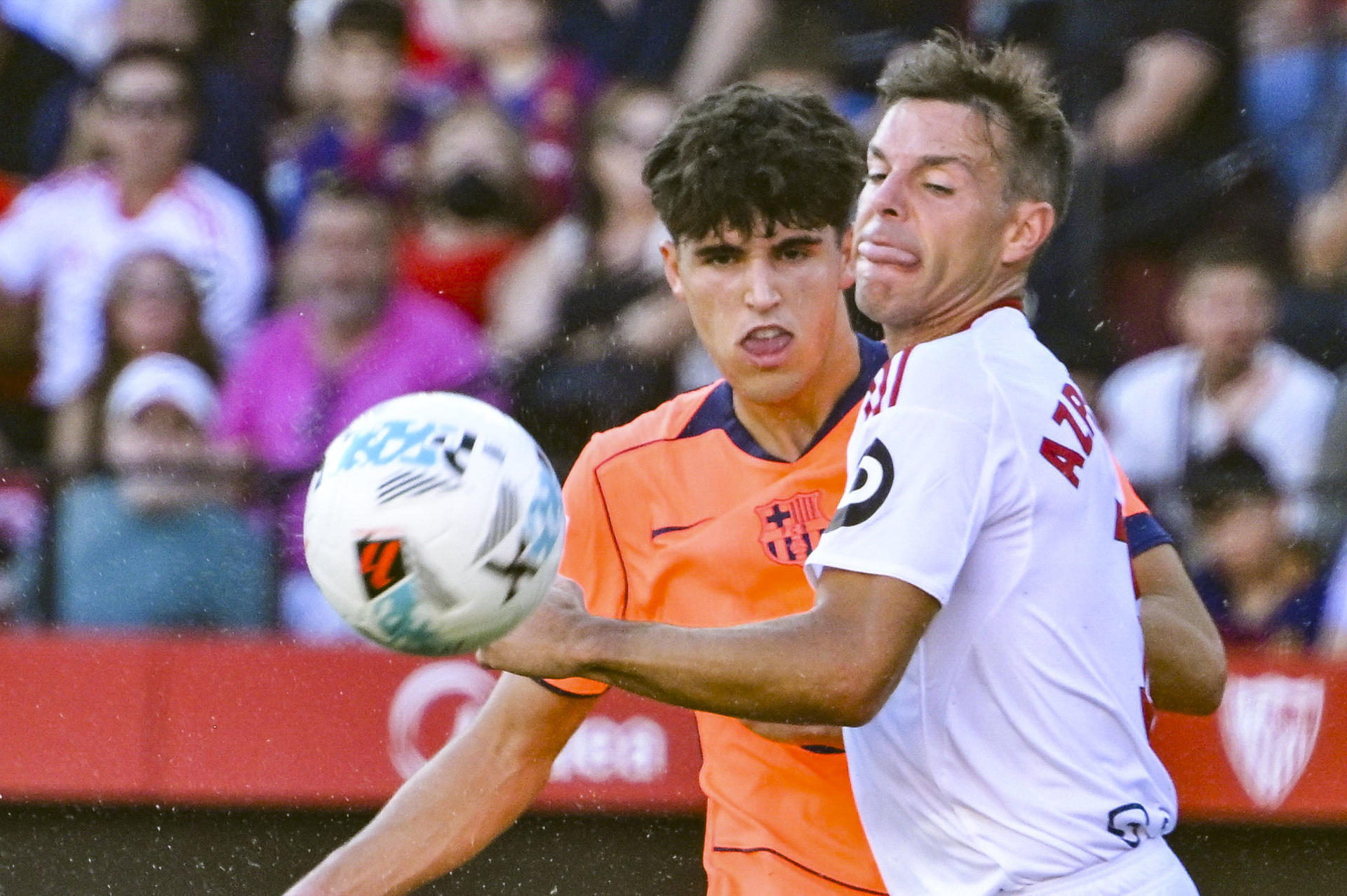 El defensa del Barcelona Pau Cubarsí pugna por el balón con el del Sevilla César Azpilicueta, durante el partido de la jornada 8 de Laliga que disputaron en el Sánchez-Pizjuán el pasado 5 de octubre.-EFE/ Raúl Caro