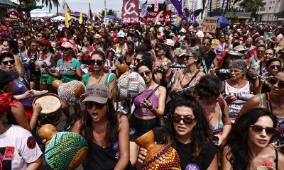 Mujeres participan en la marcha de la conmemoración del Día Internacional de la Mujer 8M este domingo, en Río de Janeiro (Brasil). EFE/ André Coelho