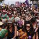 Mujeres participan en la marcha de la conmemoración del Día Internacional de la Mujer 8M este domingo, en Río de Janeiro (Brasil). EFE/ André Coelho