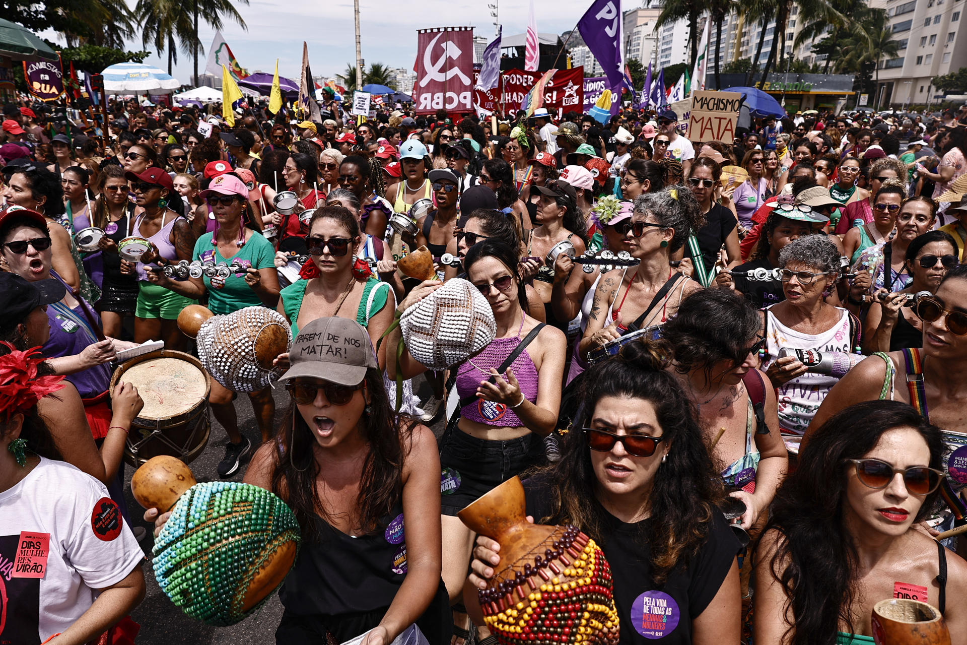 Mujeres participan en la marcha de la conmemoración del Día Internacional de la Mujer 8M este domingo, en Río de Janeiro (Brasil). EFE/ André Coelho