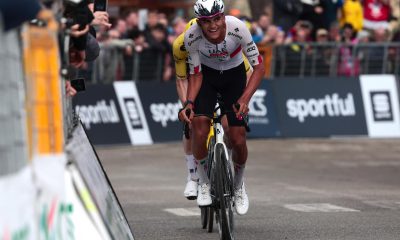 El mexicano Isaac Del Toro (UAE), que recuperó este viernes la 'Maglia Azzurra' de líder de la Tirreno Adriatico al finalizar segundo en la quinta etapa de la 'Carrera de los dos mares', llega a la meta. EFE/EPA/ROBERTO BETTINI