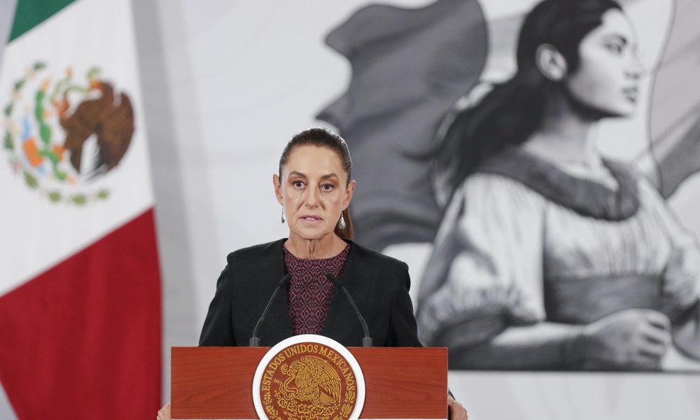 La presidenta de México, Claudia Sheinbaum, habla en una rueda de prensa este martes, en el Palacio Nacional de la Ciudad de México (México). EFE/ Isaac Esquivel