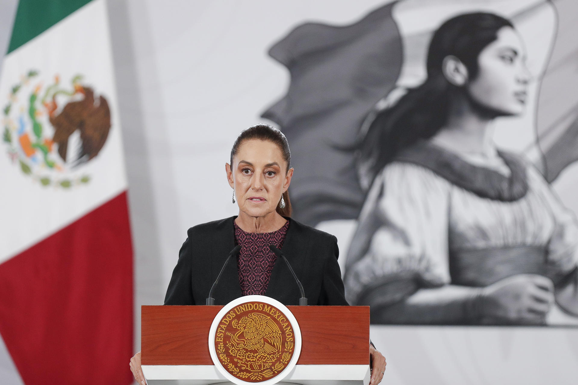 La presidenta de México, Claudia Sheinbaum, habla en una rueda de prensa este martes, en el Palacio Nacional de la Ciudad de México (México). EFE/ Isaac Esquivel
