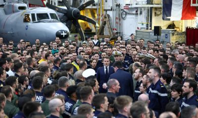 El presidente francés Emmanuel Macron (C) canta el himno nacional después de hablar con la tripulación mientras visita el portaaviones francés Charles de Gaulle en el Mediterráneo oriental, en los márgenes de su visita a Chipre, 09 de marzo de 2026. El Charles de Gaulle fue recientemente desplegado en el Mediterráneo oriental, cerca de Chipre debido al conflicto en curso en Oriente Medio. (Chipre, Francia) EFE/EPA/GONZALO FUENTES / POOL MAXPPP OUT