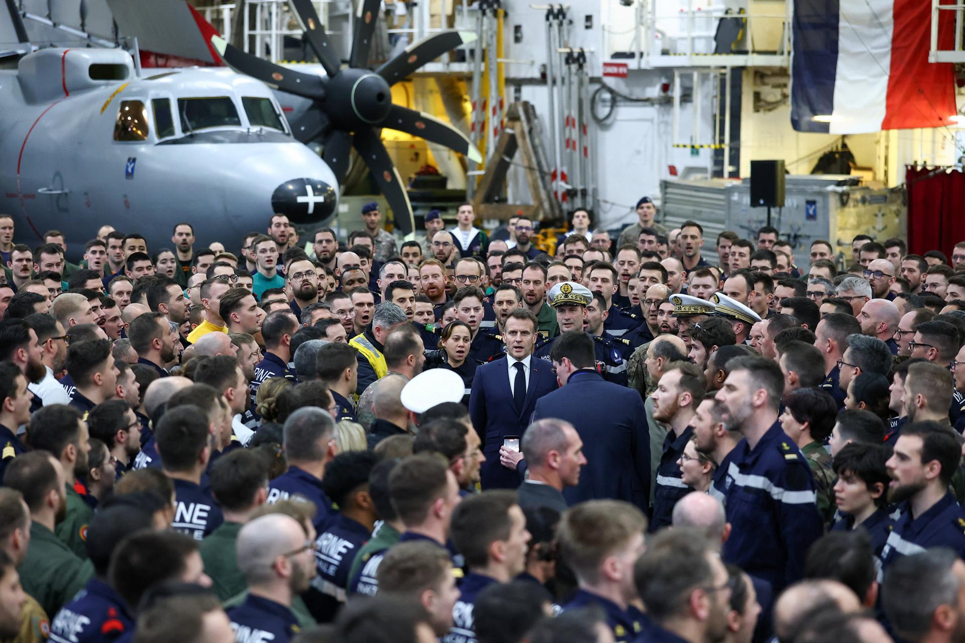 El presidente francés Emmanuel Macron (C) canta el himno nacional después de hablar con la tripulación mientras visita el portaaviones francés Charles de Gaulle en el Mediterráneo oriental, en los márgenes de su visita a Chipre, 09 de marzo de 2026. El Charles de Gaulle fue recientemente desplegado en el Mediterráneo oriental, cerca de Chipre debido al conflicto en curso en Oriente Medio. (Chipre, Francia) EFE/EPA/GONZALO FUENTES / POOL MAXPPP OUT