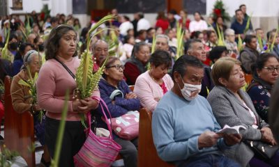 Personas sostienen ramos durante la celebración del Domingo de Ramos en Pachuca (México). EFE/ David Martínez Pelcastre
