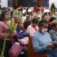 Personas sostienen ramos durante la celebración del Domingo de Ramos en Pachuca (México). EFE/ David Martínez Pelcastre
