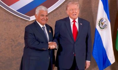 Fotografía difundida en la cuenta en X @JoseRaulMulino del presidente de Panamá, José Raúl Mulino, de Mulino (i) saludando a su homólogo de EE.UU., Donald Trump, este sábado, en Miami (Fl, EE.UU.). EFE/ @JoseRaulMulino /SOLO USO EDITORIAL/ SOLO DISPONIBLE PARA ILUSTRAR LA NOTICIA QUE ACOMPAÑA (CRÉDITO OBLIGATORIO)