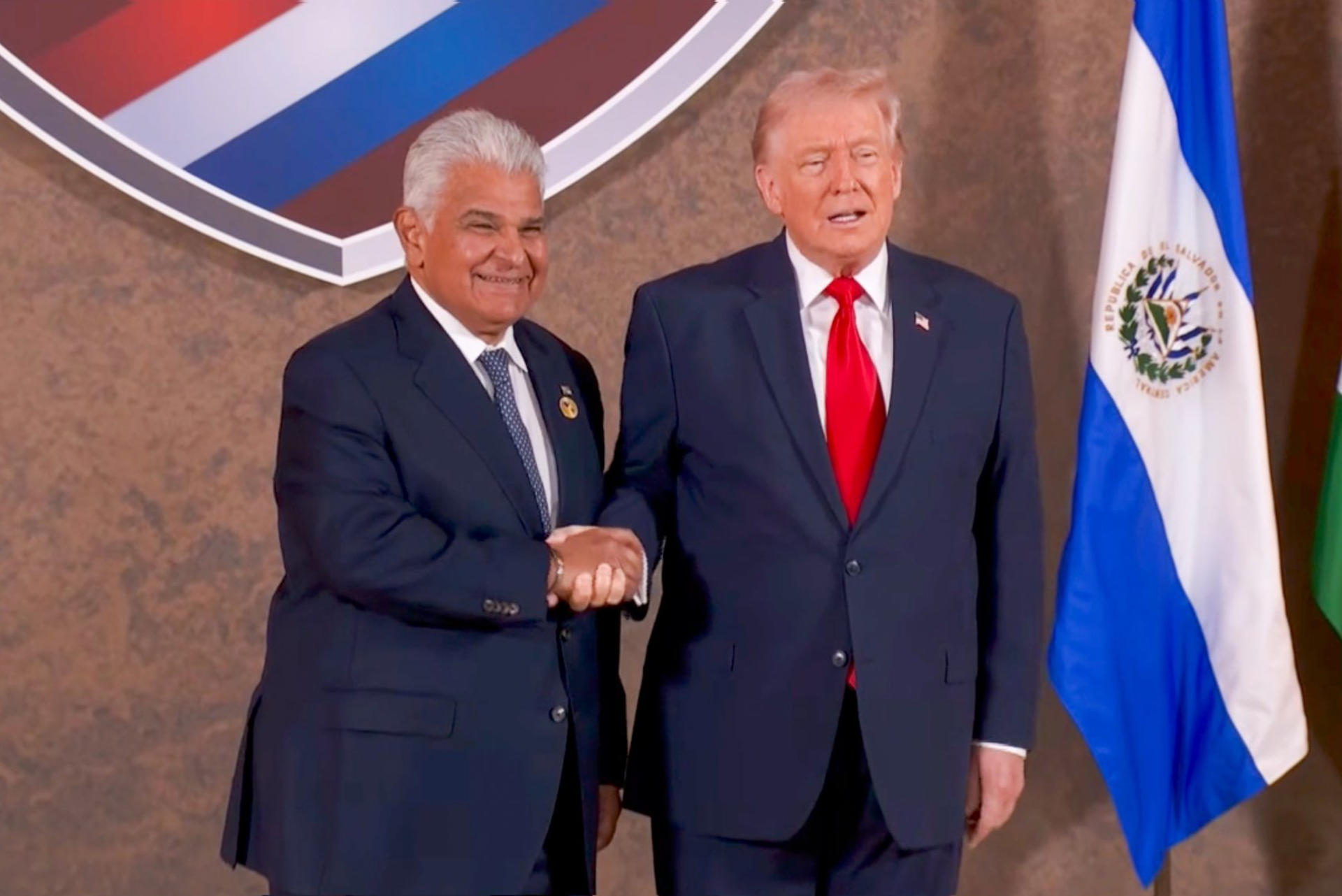 Fotografía difundida en la cuenta en X @JoseRaulMulino del presidente de Panamá, José Raúl Mulino, de Mulino (i) saludando a su homólogo de EE.UU., Donald Trump, este sábado, en Miami (Fl, EE.UU.). EFE/ @JoseRaulMulino /SOLO USO EDITORIAL/ SOLO DISPONIBLE PARA ILUSTRAR LA NOTICIA QUE ACOMPAÑA (CRÉDITO OBLIGATORIO)