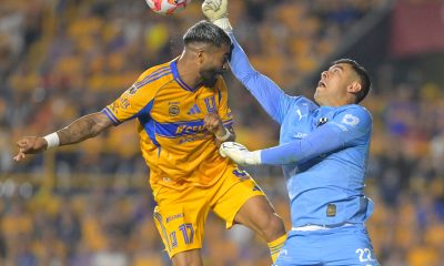Rodrigo Aguirre (i), de Tigres, disputa el balón con Luis Cárdenas, portero de Monterrey, en un partido de la jornada 10 del Torneo Clausura 2026 de la Liga MX, en el estadio Universitario de San Nicolás de los Garza (México). EFE/Miguel Sierra