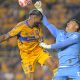 Rodrigo Aguirre (i), de Tigres, disputa el balón con Luis Cárdenas, portero de Monterrey, en un partido de la jornada 10 del Torneo Clausura 2026 de la Liga MX, en el estadio Universitario de San Nicolás de los Garza (México). EFE/Miguel Sierra