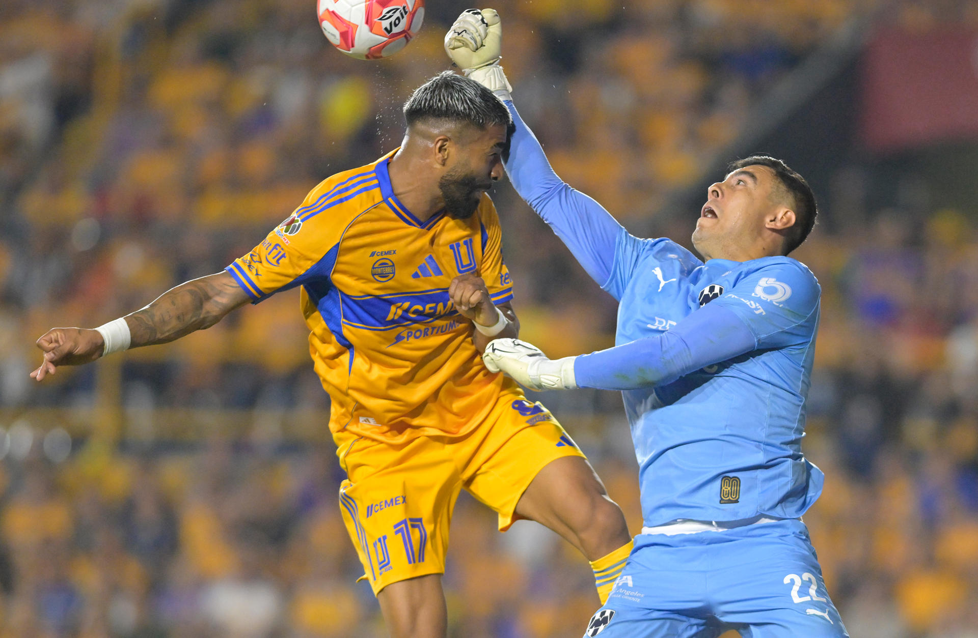 Rodrigo Aguirre (i), de Tigres, disputa el balón con Luis Cárdenas, portero de Monterrey, en un partido de la jornada 10 del Torneo Clausura 2026 de la Liga MX, en el estadio Universitario de San Nicolás de los Garza (México). EFE/Miguel Sierra