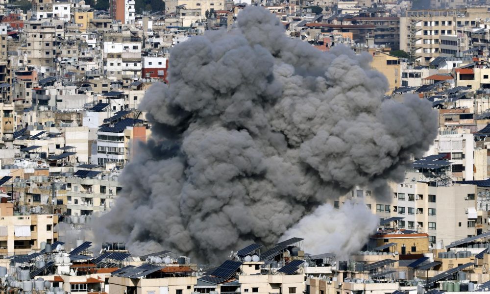 El humo se eleva tras un ataque aéreo israelí en el Dahye, un suburbio predominantemente chií en el sur de Beirut, Líbano, el 4 de marzo de 2026. EFE/EPA/WAEL HAMZEH