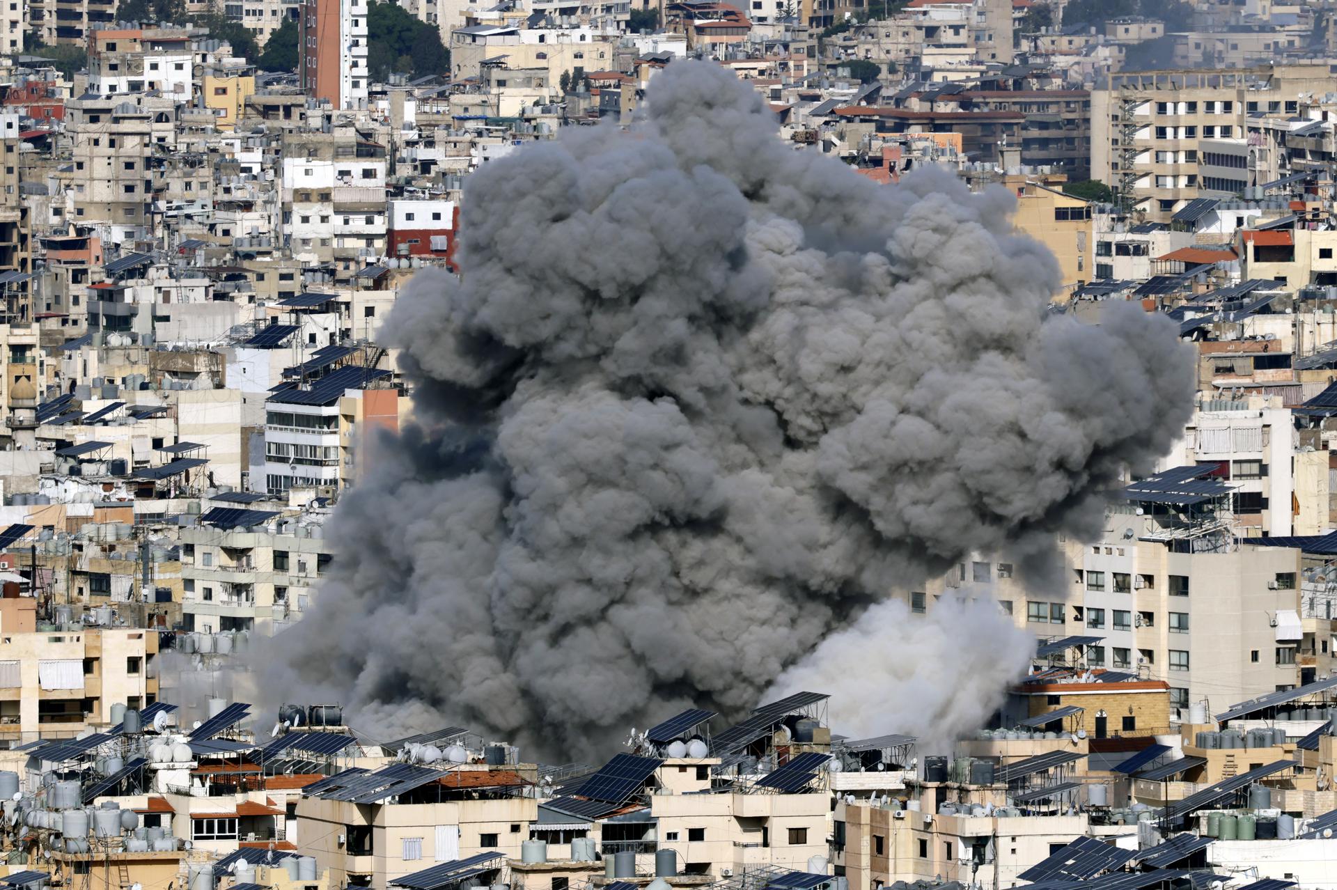 El humo se eleva tras un ataque aéreo israelí en el Dahye, un suburbio predominantemente chií en el sur de Beirut, Líbano, el 4 de marzo de 2026. EFE/EPA/WAEL HAMZEH