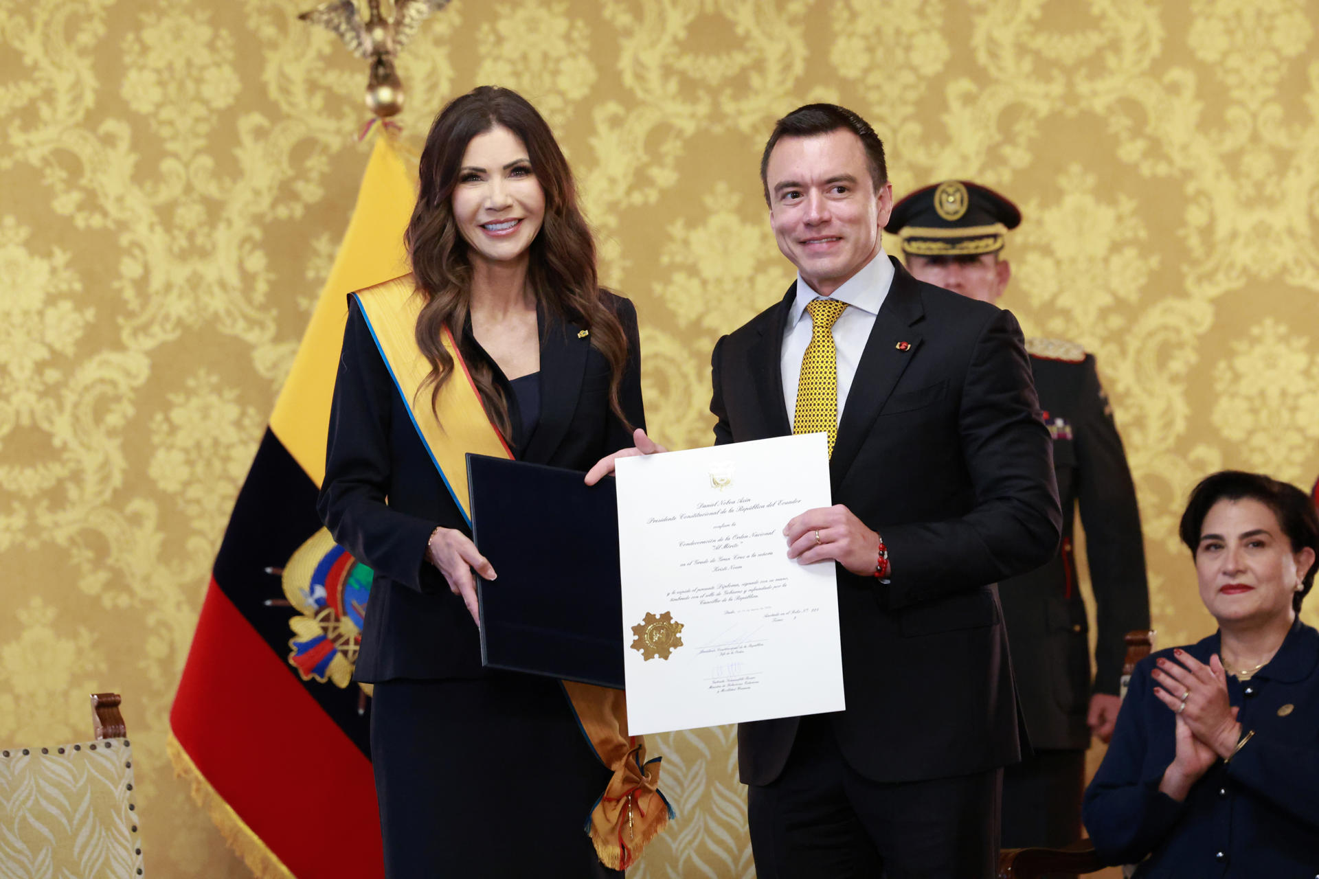 Fotografía difundida por la Presidencia de Ecuador del presidente de Ecuador, Daniel Noboa (d), junto la enviada especial de Estados Unidos para la iniciativa 'Escudo de las Américas', Kristi Noem, este miércoles, en Quito (Ecuador). EFE/ Presidencia de Ecuador