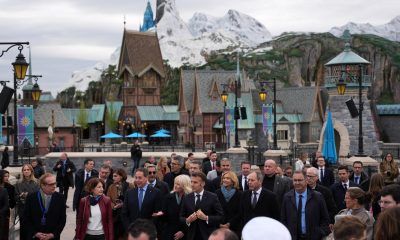 El presidente francés Emmanuel Macron (C), habla con empleados durante su visita a Disneyland Paris antes de la inauguración de la zona "World of Frozen" en Marne-la-Vallee, al este de París, Francia, 27 de marzo de 2026. (Francia) EFE/EPA/Thibault Camus / POOL MAXPPP OUT