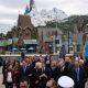 El presidente francés Emmanuel Macron (C), habla con empleados durante su visita a Disneyland Paris antes de la inauguración de la zona "World of Frozen" en Marne-la-Vallee, al este de París, Francia, 27 de marzo de 2026. (Francia) EFE/EPA/Thibault Camus / POOL MAXPPP OUT