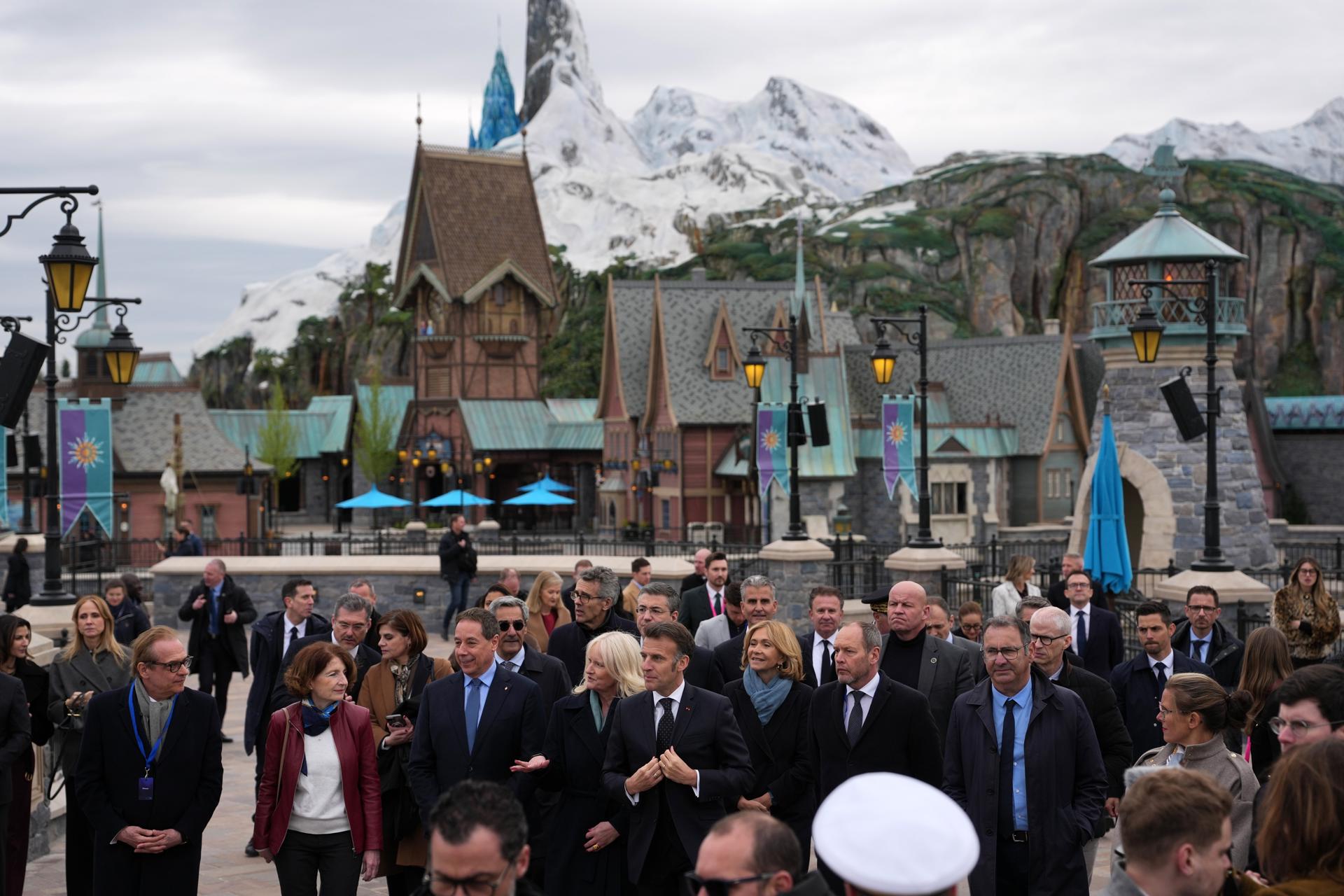 El presidente francés Emmanuel Macron (C), habla con empleados durante su visita a Disneyland Paris antes de la inauguración de la zona "World of Frozen" en Marne-la-Vallee, al este de París, Francia, 27 de marzo de 2026. (Francia) EFE/EPA/Thibault Camus / POOL MAXPPP OUT