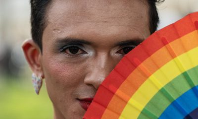 Una persona posa este sábado, durante una marcha de la comunidad trans en el distrito de Miraflores, en Lima (Perú). EFE/ John Reyes