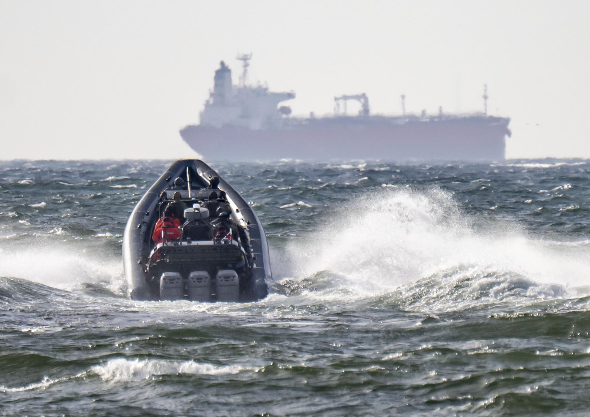 FOTO ARCHIVO. Miembros del Grupo Operativo Nacional de la Policía sueca y de la Guardia Costera se dirigen al petrolero Sea Owl, abordado frente a la costa de Trelleborg, Suecia, el 13 de marzo de 2026. EFE/EPA/Johan Nilsson