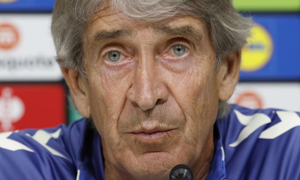 -El entrenador chileno del Betis Manuel Pellegrini, durante la rueda de prensa tras el entrenamiento previo al encuentro de vuelta de los octavos de final de la Liga Europa este miércoles en Sevilla. El conjunto sevillano necesita remontar ante el Panathinaikos el 1-0 sufrido en Atenas.-EFE/ Julio Muñoz