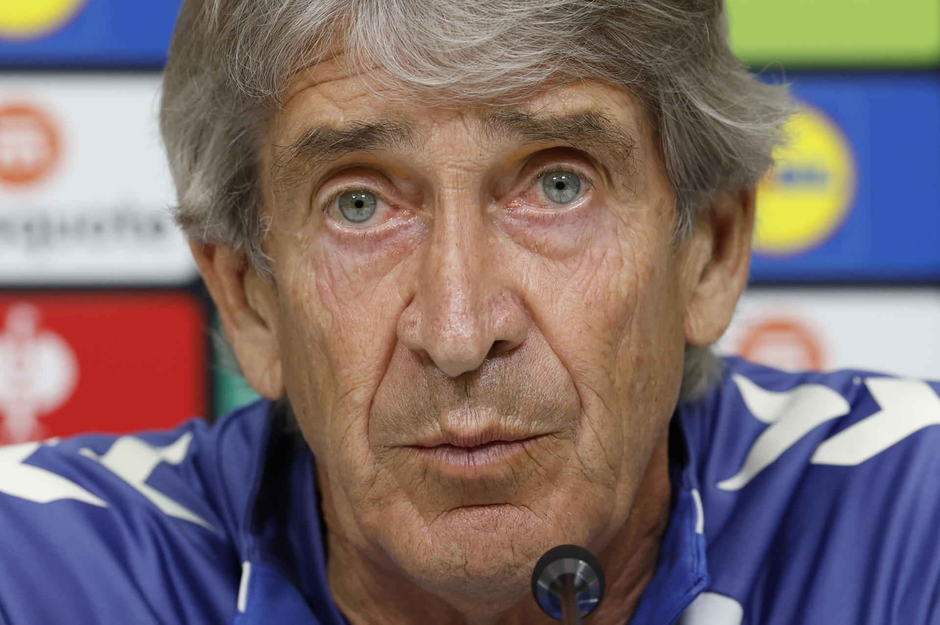 -El entrenador chileno del Betis Manuel Pellegrini, durante la rueda de prensa tras el entrenamiento previo al encuentro de vuelta de los octavos de final de la Liga Europa este miércoles en Sevilla. El conjunto sevillano necesita remontar ante el Panathinaikos el 1-0 sufrido en Atenas.-EFE/ Julio Muñoz