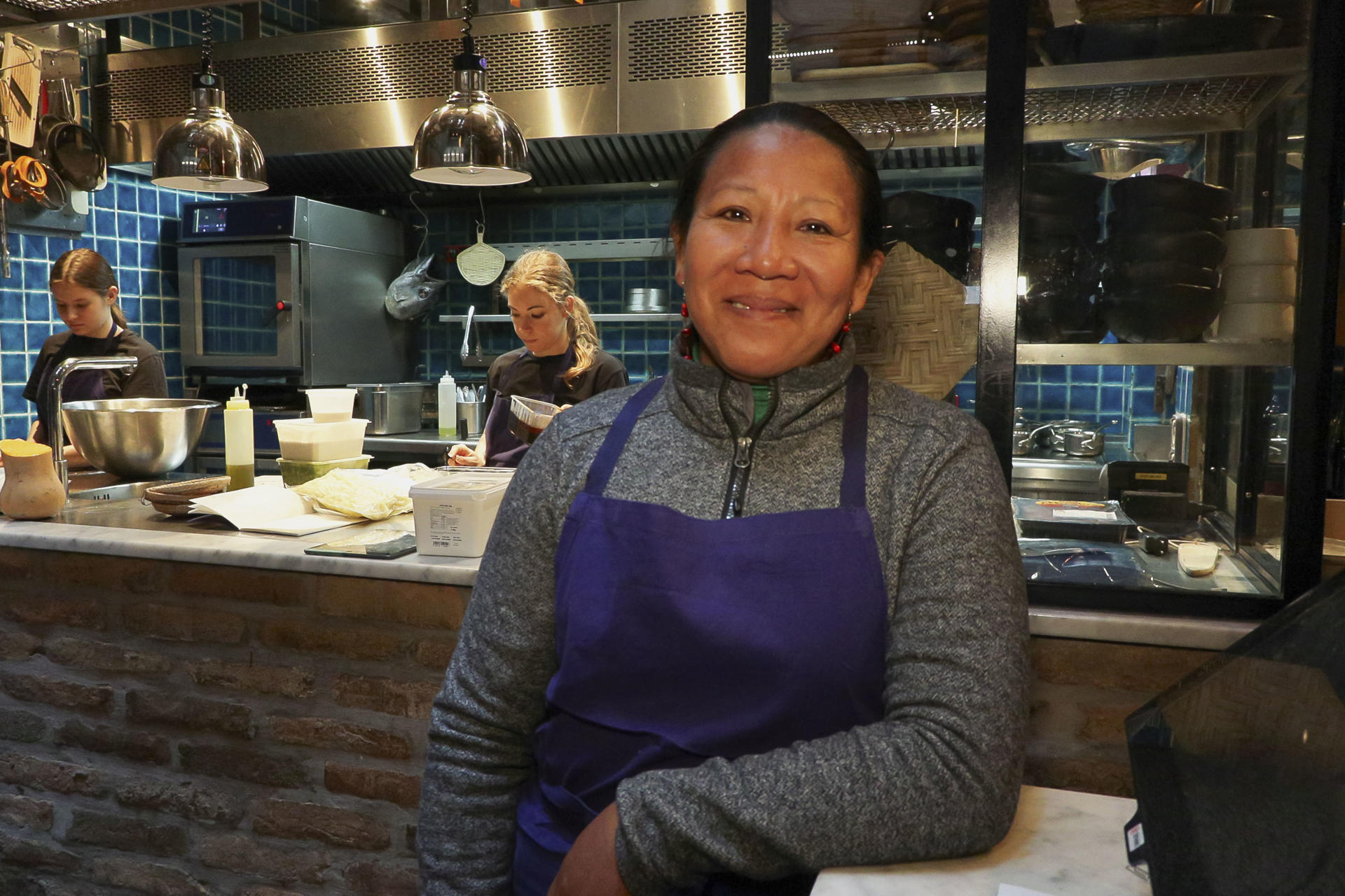 Lilia Meneses, cocinera indígena de Colombia, muestra desde el restaurante Finka en París los sabores amazónicos de su región, donde lidera un proyecto social que busca evitar que los jóvenes caigan en las redes del narcotráfico. EFE/ Edgar Sapiña Manchado