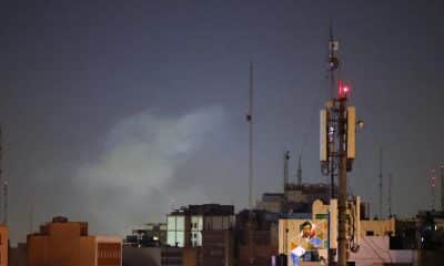 Columnas de humo se elevan en el centro de Teherán tras un ataque israelí, en Teherán, Irán, el 28 de febrero de 2026. EFE/EPA/ABEDIN TAHERKENAREH