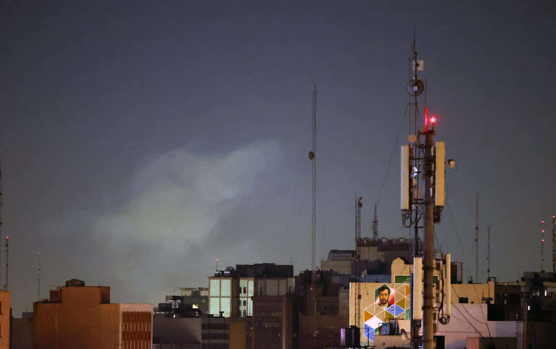 Columnas de humo se elevan en el centro de Teherán tras un ataque israelí, en Teherán, Irán, el 28 de febrero de 2026. EFE/EPA/ABEDIN TAHERKENAREH