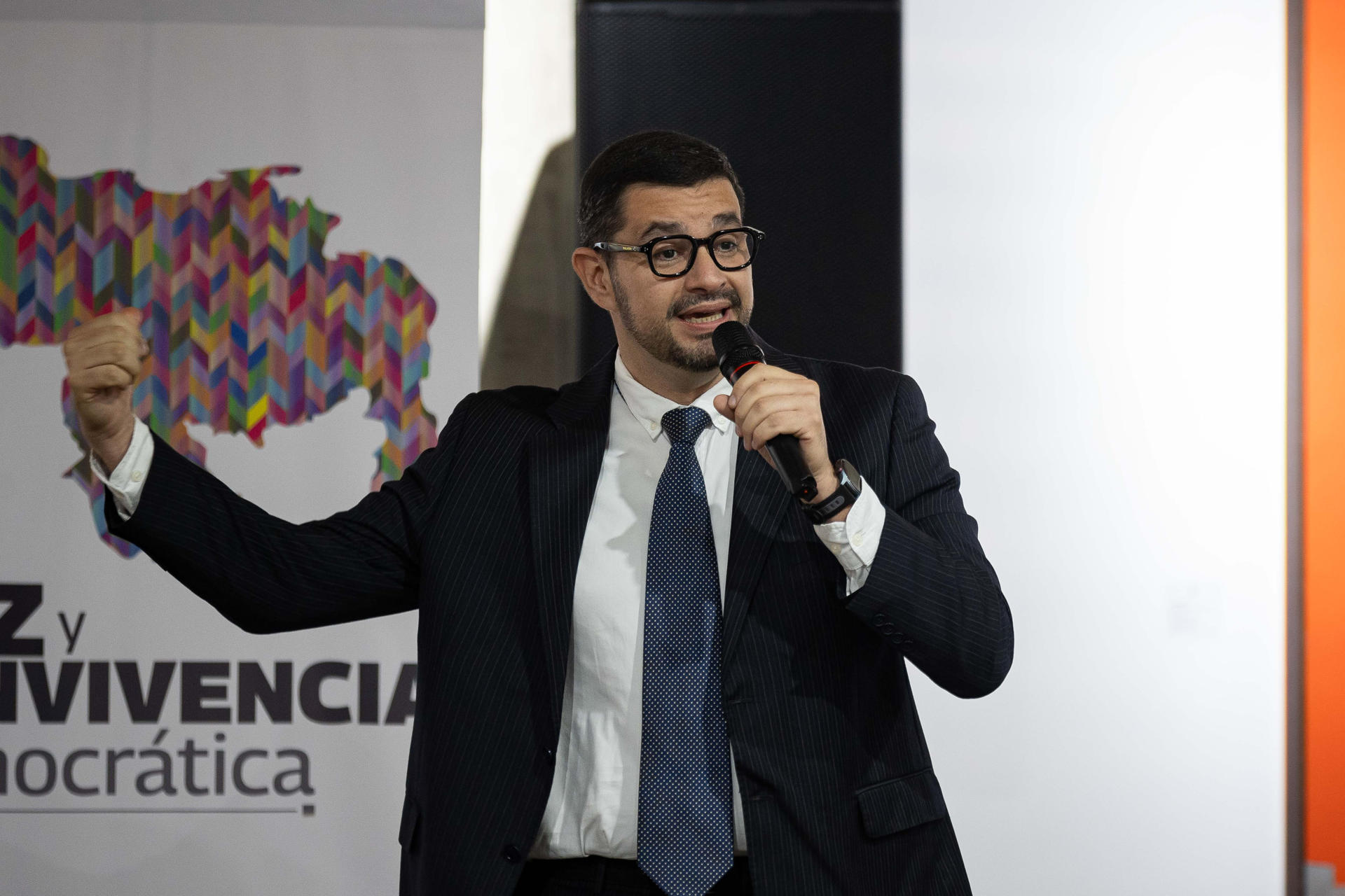 El viceministro de Gestión Comunicacional del Ministerio del Poder Popular para la Comunicación e Información, Gustavo Villapol Ríos, habla durante una reunión de los representantes del Programa para la Convivencia y la Paz y medios de comunicación este viernes, en Caracas (Venezuela). EFE/ Ronald Peña R