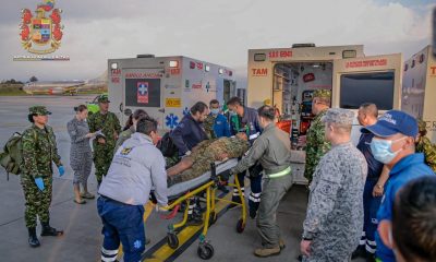 Fotografía cedida por las Fuerzas Militares de Colombia (FFMM) que muestra a integrantes de organismos de rescate trasladando a un herido de un accidente aéreo en el Comando Aéreo de Transporte Militar (CATAM) en Bogotá (Colombia). EFE/ FFMM