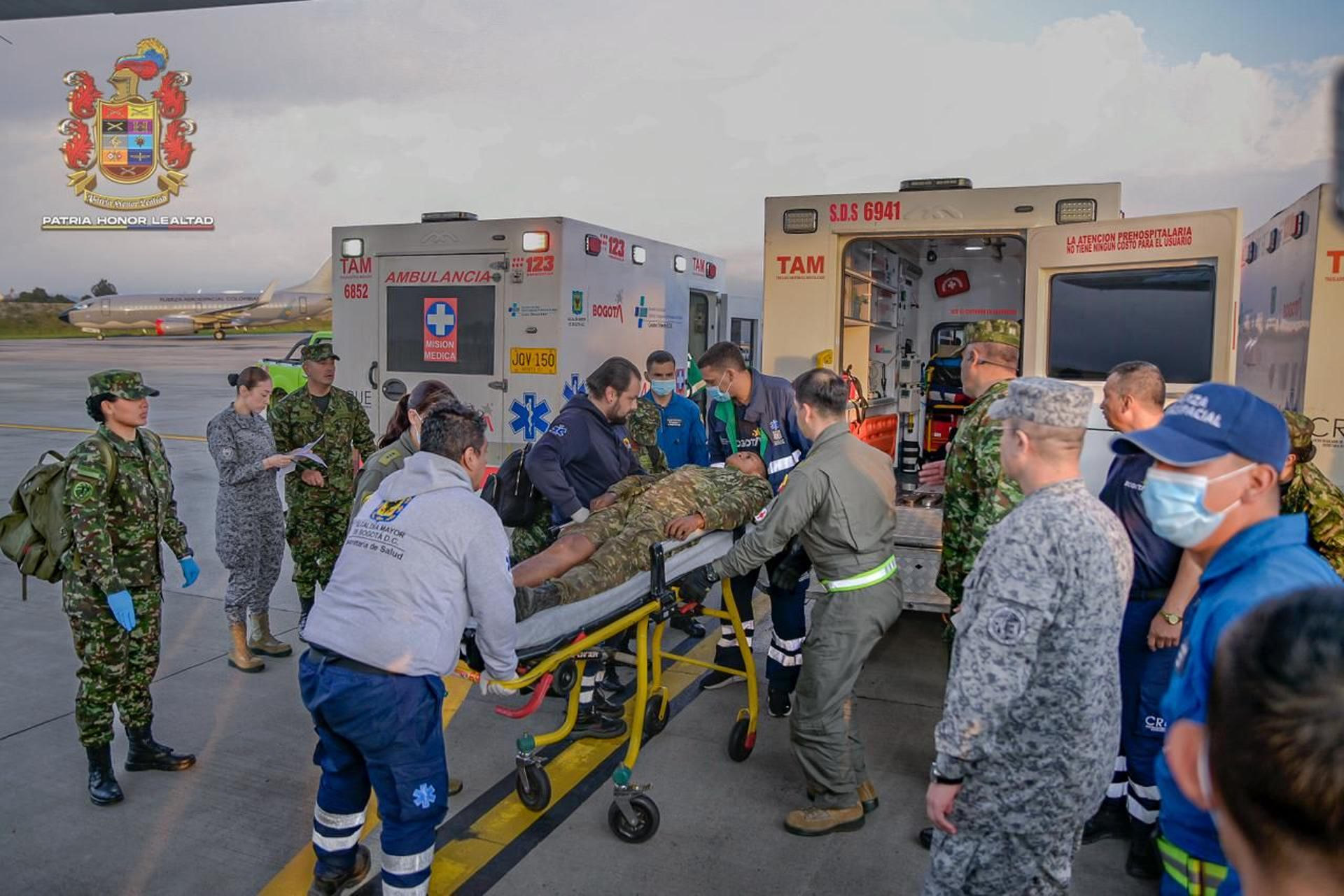 Fotografía cedida por las Fuerzas Militares de Colombia (FFMM) que muestra a integrantes de organismos de rescate trasladando a un herido de un accidente aéreo en el Comando Aéreo de Transporte Militar (CATAM) en Bogotá (Colombia). EFE/ FFMM