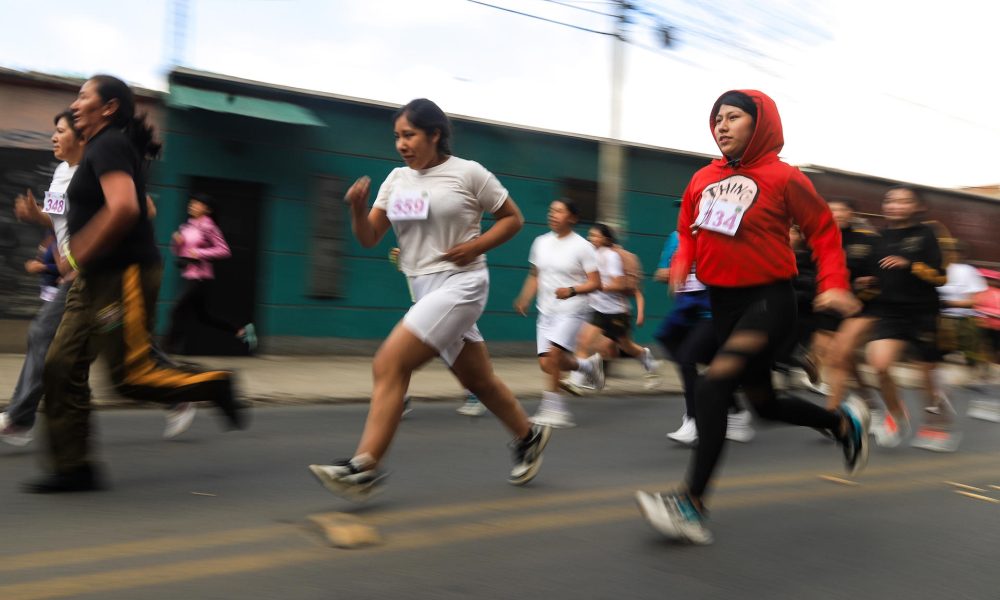 Mujeres participan en una carrera atlética este domingo, en La Paz (Bolivia). EFE/ Gabriel Márquez