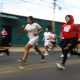 Mujeres participan en una carrera atlética este domingo, en La Paz (Bolivia). EFE/ Gabriel Márquez