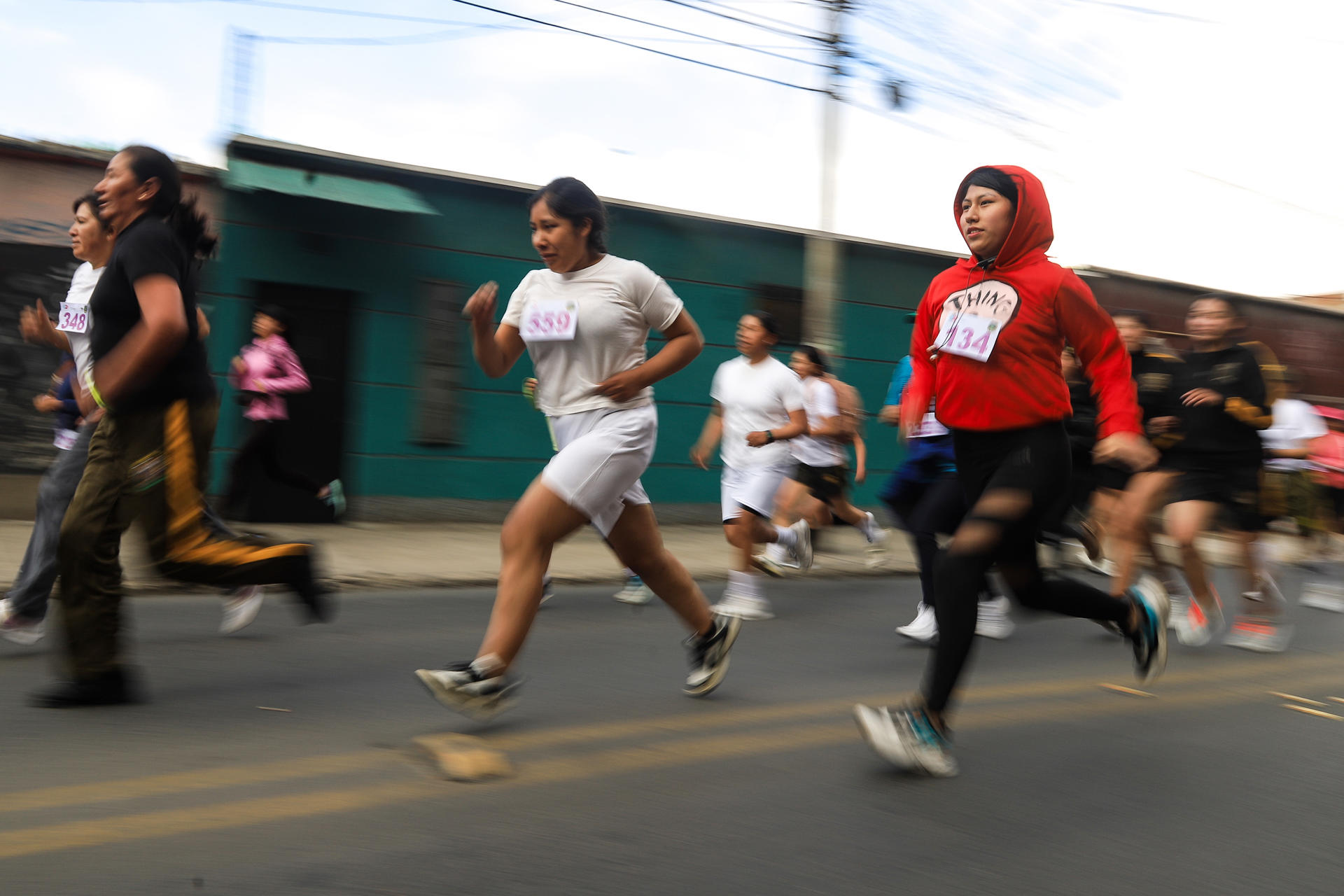 Mujeres participan en una carrera atlética este domingo, en La Paz (Bolivia). EFE/ Gabriel Márquez