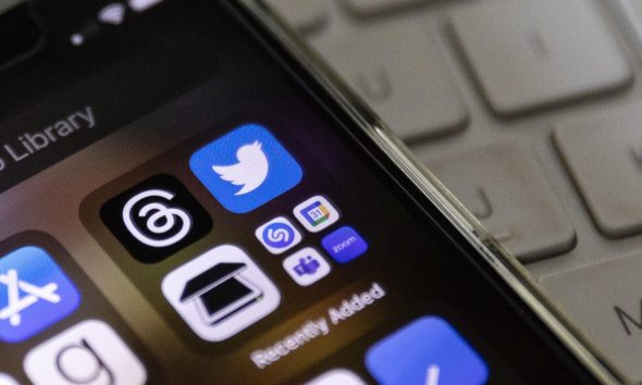 Imagen de archivo de un móvil con diferentes aplicaciones de redes sociales. EFE/EPA/ETIENNE LAURENT